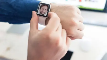 Uomo che telefona con lo smartwatch