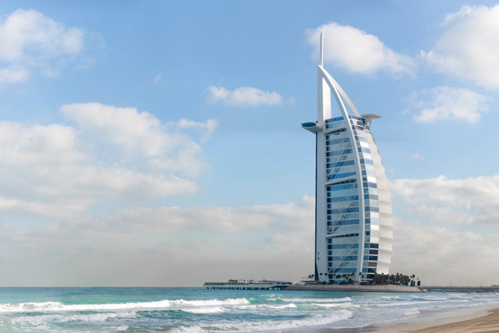 L'hotel 7 stelle Burj al Arab, la Vela. Una delle attrazioni che rende Dubai la meta dell'anno. Photocredit by Aleksandar Pasaric da Pexel  