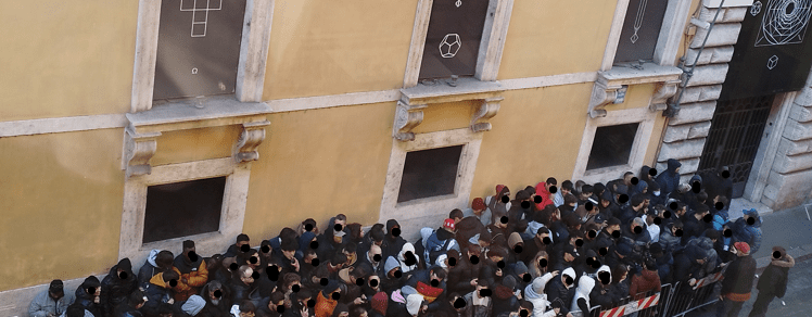 Moonswatch Mania, Roma. La fila in via del Corso. Credit Twitter