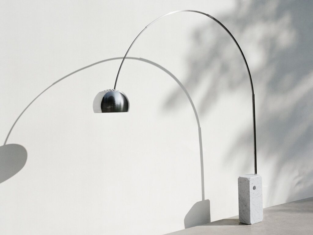 Lusso discreto, quiet luxury nel design: l'iconica lampada Arco, da Flos. Photocredit flos.com