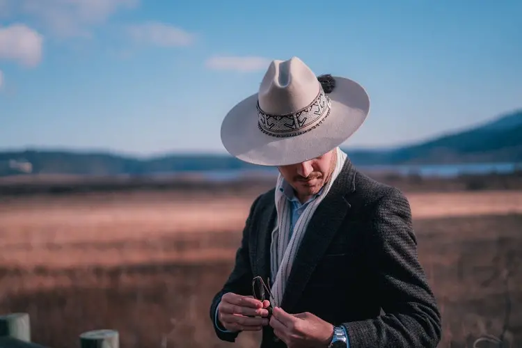 Moda uomo western: tra camperos, cappelli e giacche in pelle con frange, lo stile cowboy è a spasso per la città