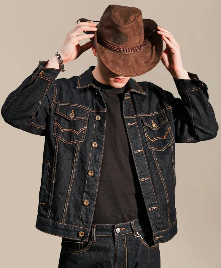 Moda uomo western: tra camperos, cappelli e giacche in pelle con frange, lo stile cowboy è a spasso per la città