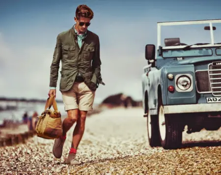 La giacca safari da uomo ha una storia affascinante che si intreccia con la moda, la funzionalità e l’evoluzione sociale.