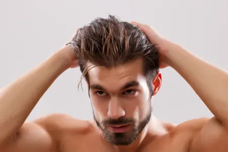 Il Ritorno dell’Effetto Bagnato nei Capelli Uomo