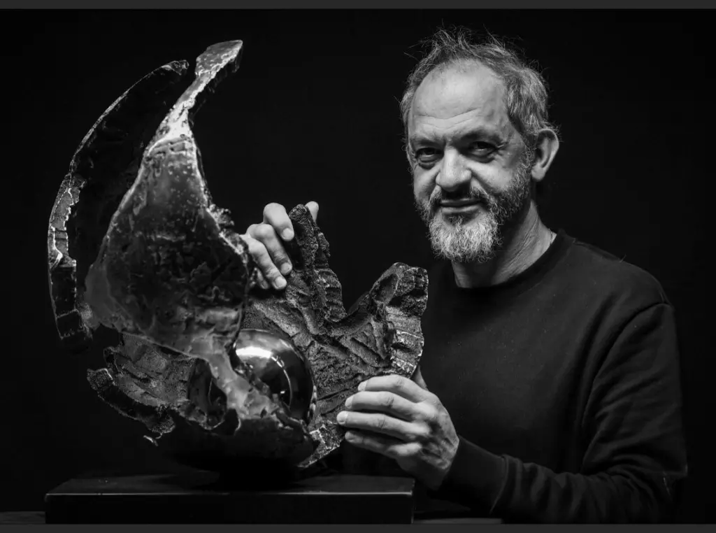 L’Arte Scultorea di Simon del Grillo: Un Viaggio tra Forma e Significato