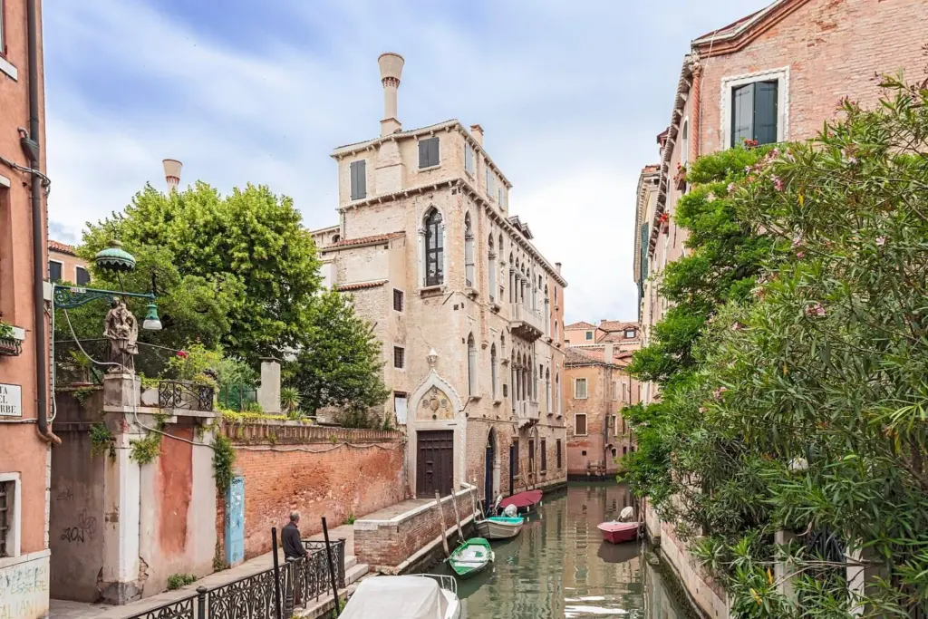 Palazzo van Axel visto dal ponte de le Erbe, Venezia. Di Didier Descouens - Opera propria, CC BY-SA 4.0, via Wikimedia Commons