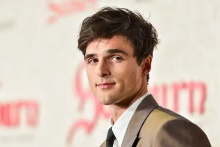 Jacob Elordi è uno degli attori più giovani e promettenti in circolazione. Ultimamente, soprattutto in Italia, si parla tanto di lui non solo dal punto di vista professionale, ma anche a proposito della sua vita privata. Alcuni flirt o sedicenti tali che lo hanno riguardato in prima persona, hanno alimentato il mormorio del pubblico.Elordi