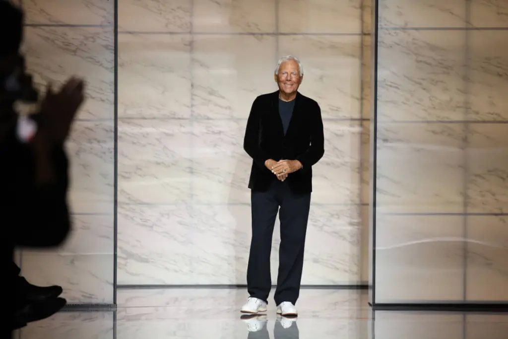 Oggi, 11 luglio 2024, il leggendario Giorgio Armani celebra il suo 90esimo compleanno, consolidando il suo status di una delle figure più influenti e rispettate nella storia della moda