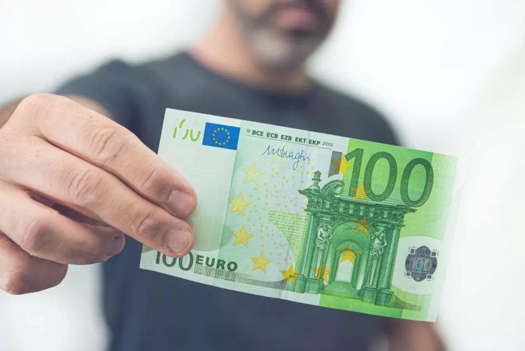 Il Bonus Natale da 100 Euro: Un Sostegno per i Lavoratori Dipendenti.