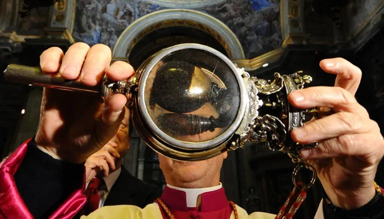 San Gennaro: Il Miracolo del Sangue alle 10:01 e il Significato di un’Ora Palindroma