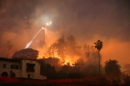 Gli incendi stanno devastando la California, trasformando vaste aree dello stato in un inferno di fiamme, fumo e disperazione