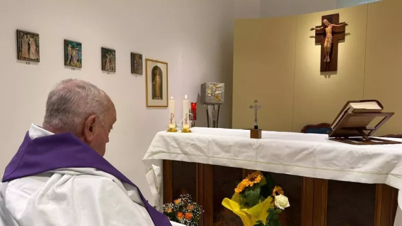 La Prima Foto di Papa Francesco Diffusa dal Ricovero: Un Messaggio di Speranza e Resilienza.